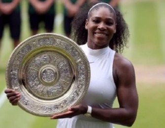 Serena Williams with Wimbledon trophy